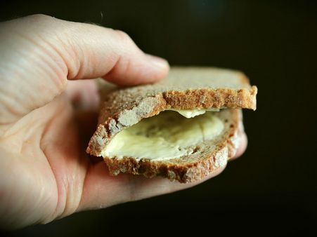 ২. যে যেই কাজটা জানে তাকে সেই কাজই করা উচিত: