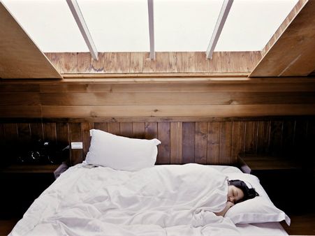 ১. ঘুমের ঘাটতি দূর করে: