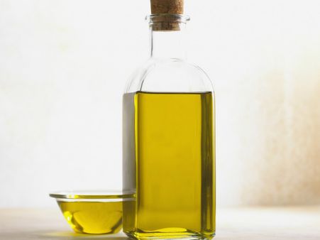 ১. নাভিতে সরষের তেল লাগান: