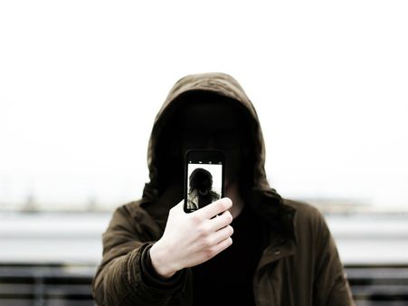 ৫. মানসিক শান্তি দূর হয়: