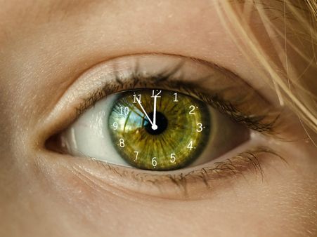 ৩. বলের মতো ঘোরাতে থাকুন চোখের মণি: