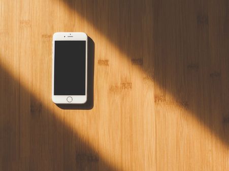 ৪.ঘুমানোর সময় তাহলে কোথায় ফোনটা রাখা উচিত? ৪.ঘুমানোর সময় তাহলে কোথায় ফোনটা রাখা উচিত?