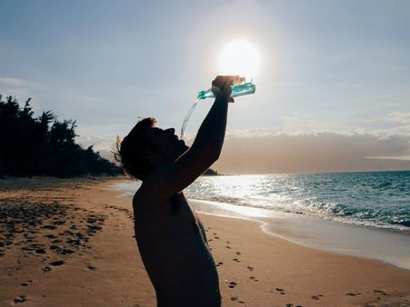 ৩. ভুলেও দাঁড়িয়ে জল খাবেন না: