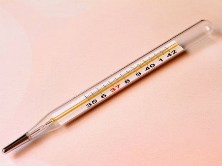 ৮. জ্বর ও ঠান্ডা লাগা কমায়: