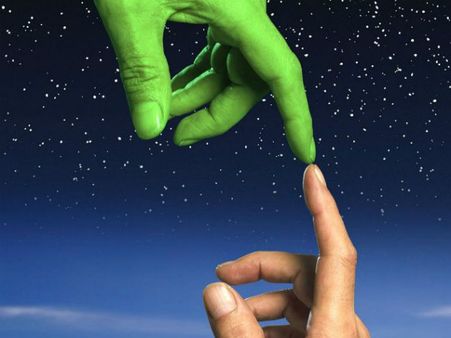 এলিয়ানরা কি আমাদের সঙ্গে সম্পর্ক স্থাপন করার চেষ্টা করছে? 