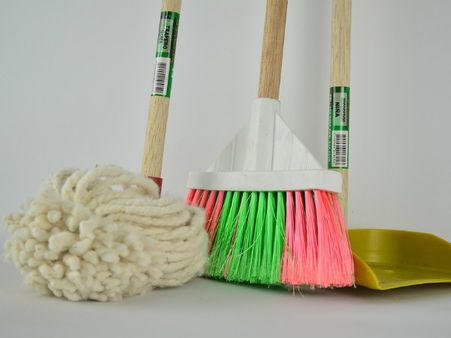 ৪. ঝাঁটা: