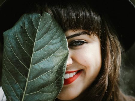 ৬. দাঁতের স্বাস্থ্যের উন্নতি ঘটায়: ৬. দাঁতের স্বাস্থ্যের উন্নতি ঘটায়: