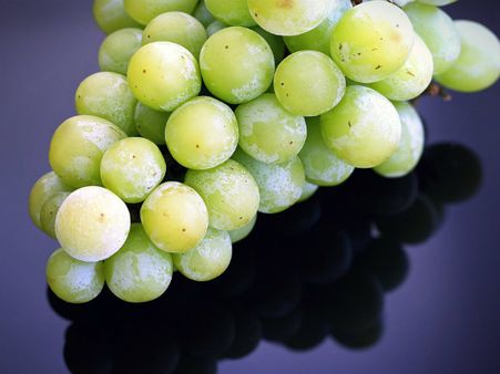 ৩. আপেল, আঙুর, জাম: