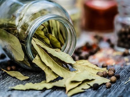 ৩. ইউরিক অ্যাসিড: