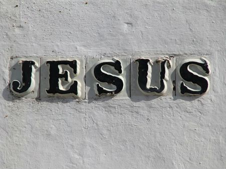 ১৩. নেমপ্লেট থাকবে একেবারে বাড়ির বাইরে: