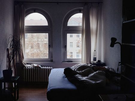 ৫. বেড রুমে আয়না থাকা চলবে না: