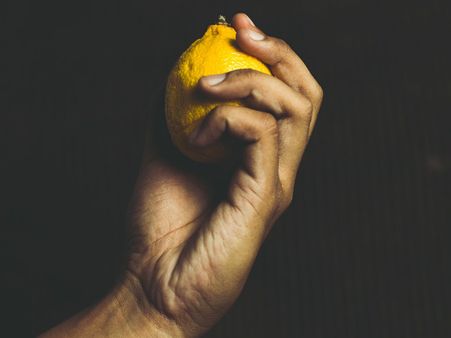 ৬. লেবু সব ধরনের খারাপ কিছু দূর করে: