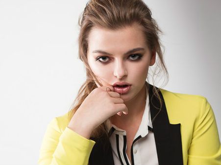 ৪. ত্বকের ঔজ্জ্বল্য বাড়ায়: ৪. ত্বকের ঔজ্জ্বল্য বাড়ায়: