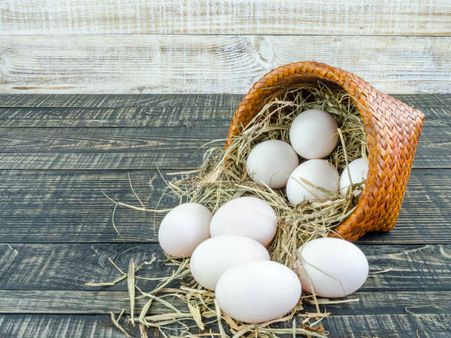 ৩. ভুলেও বেশি মাত্রায় কাঁচা ডিম খাবেন না: ৩. ভুলেও বেশি মাত্রায় কাঁচা ডিম খাবেন না: