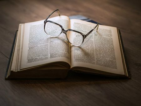 ১. কী ধরনের বই পড়তে পছন্দ করে সেদিকে নজর রাখুন: