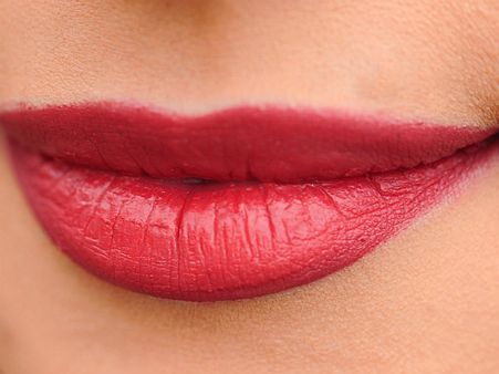 ১. ঠোঁটের সৌন্দর্য বাড়ায়: