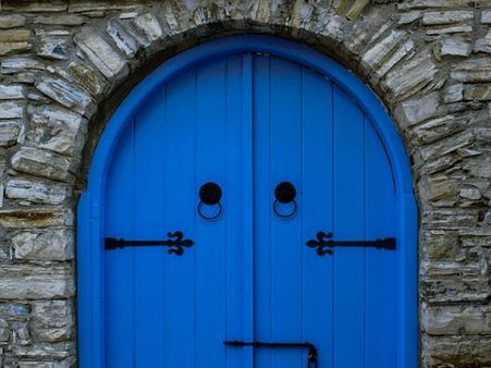 ১. বাড়ির সদর দরজা: