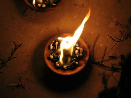 ৫. ঠাকুরের সামনে আগুন আনবেন না: