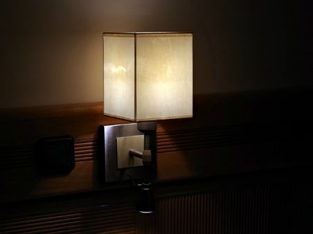 ৬. শোয়ার ঘরকে একেবারে অন্ধকার করে রাখবেন না: