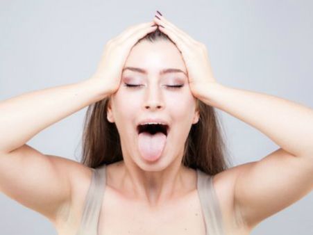 ২. জিভ বার করে রাখতে হবে: ২. জিভ বার করে রাখতে হবে: