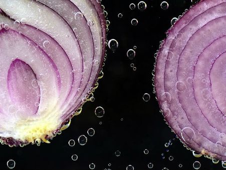 ২. ব্রণর প্রকোপ কমায়: