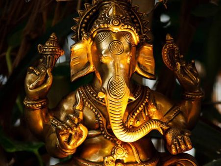 ২. গণেশ এবং লক্ষী ঠাকুরের মূর্তির মধ্যের দূরত্ব ঠিক থাকা জরুরি: