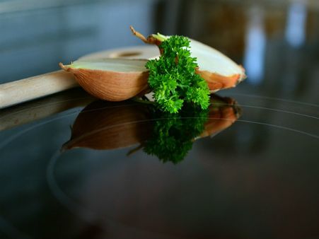 ৫. মৃত কোষের স্তরকে সরিয়ে দেয়: