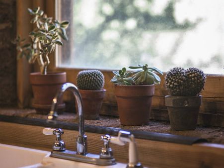 ৬. রান্না ঘরের উল্টোদিকে ঠাকুর ঘর নয়: