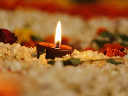 ১. প্রতিদিন নিয়ম ঠাকুরের ছবি পরিষ্কার করতে হবে: