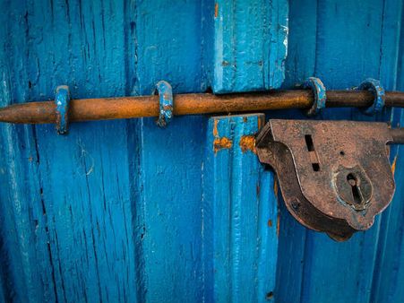 ৭. দরজা খোলার সময় যেন কোনও আওয়াজ না হয়: