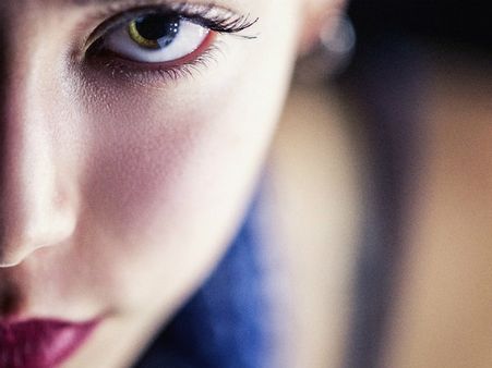 ৭. মৃত কোষের স্থর সরিয়ে ফেলে: