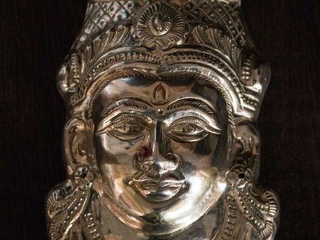 ৩. ঠাকুরের দিকে পা করে শোবেন না: