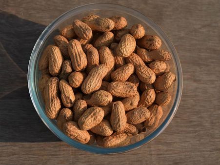 ৮. বাদাম: