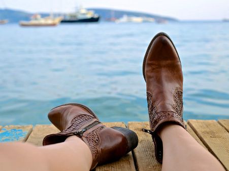 ৪. পা ধোয়া মাস্ট!