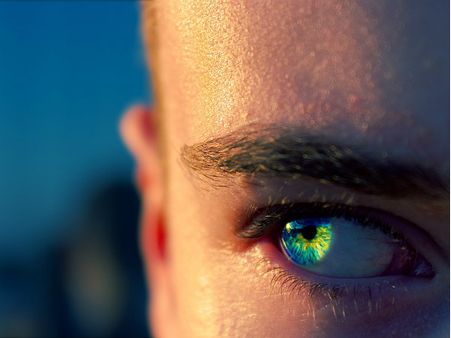 ৫. খারাপ দৃষ্টি থেকে বাঁচায়: