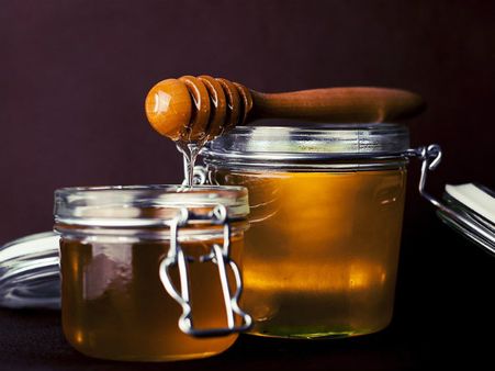 ১. ব্রণর প্রকোপ কমায়: