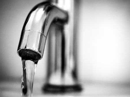 ১. জল এবং বিদ্যুৎ: