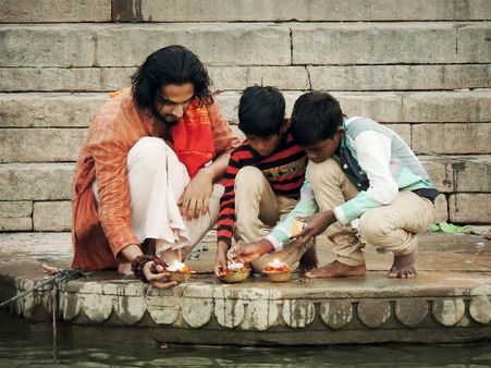 ১. ব্যাগ ভরে ভরে ঠাকুরকে প্রসাদ চরানো: