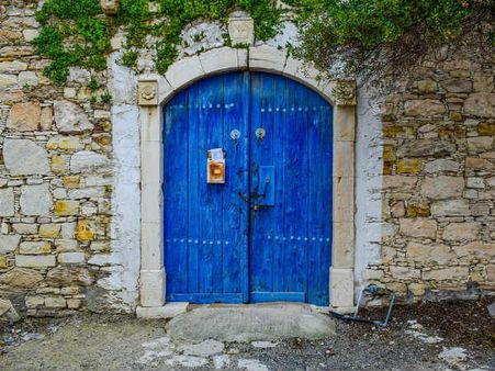 ১. সদর দরজার সামনে ভুলেও ময়লা রাখবেন না: