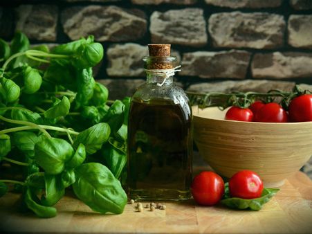 ১. ত্বকের অন্দরে জমতে থাকা টক্সিক উপাদানেরা বেরিয়ে যায়: