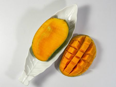 ১. ত্বকের হারিয়ে যাওয়া আদ্রতা ফিরিয়ে আনতে: