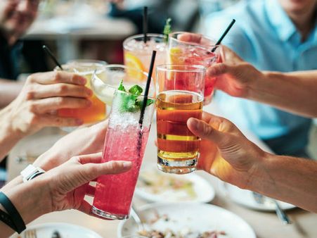 ২. বেশি মাত্রায় চিনি মিশ্রিত পানীয়: