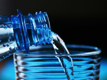 ২. খাবার সময় জল খাওয়া চলবে না: