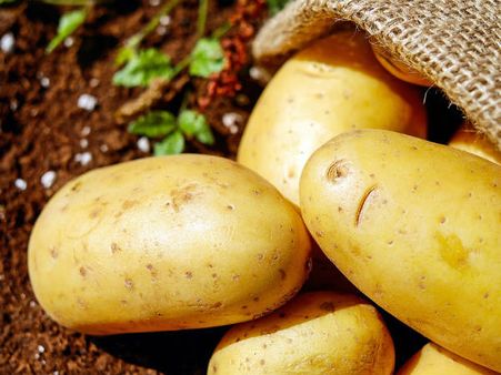 ২. চোখের ফোলা ভাব কমায়: