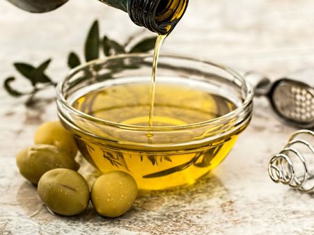 ২. অলিভ অয়েল: