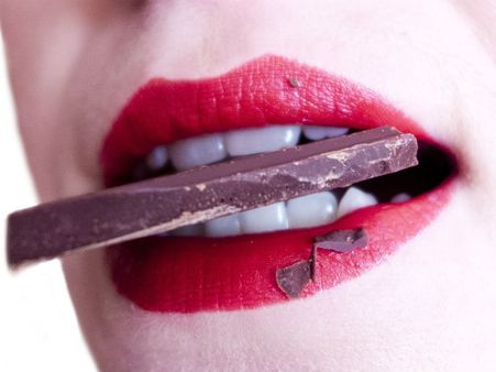 ৩. দাঁতের স্বাস্থ্যের উন্নতি ঘটায়: