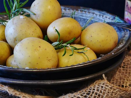 ৩. বলিরেখা কমায়: