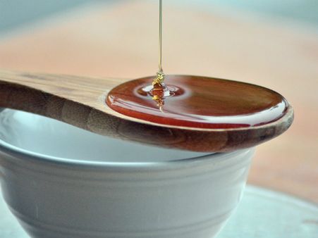 ৩. বেসন এবং মধু: