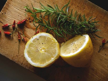 ৩. ব্ল্যাক হেডকে নিমূল করে: