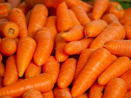 ৩. ত্বকের অন্দরে পুষ্টির ঘাটতি দূর দেয়: